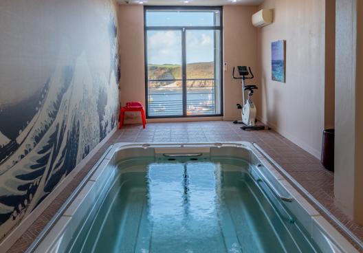 grand spa de nage pour un moment de détente après la plage grand spa de nage pour un moment de détente après la plage